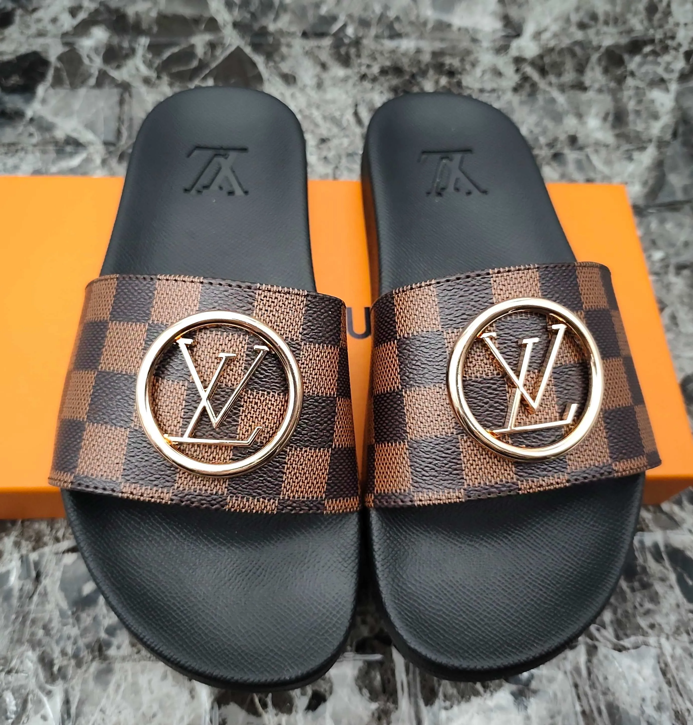 👟👟Ex-factory price 280👟👟 (available all year round) same style for men and women, size 35--48. Couple style🎗Louis Vuitton "LV" slippers, a much-anticipated one, so beautiful that it will melt your hearts❤! It is simply a masterpiece of extraordinary craftsmanship. It is a must-have for everyone. It is made by open mold. It feels Q-bounce and super soft on the feet. It is super delicate on the feet. It is an exclusive model. There are many layouts, so there is always one you like🎉🎉